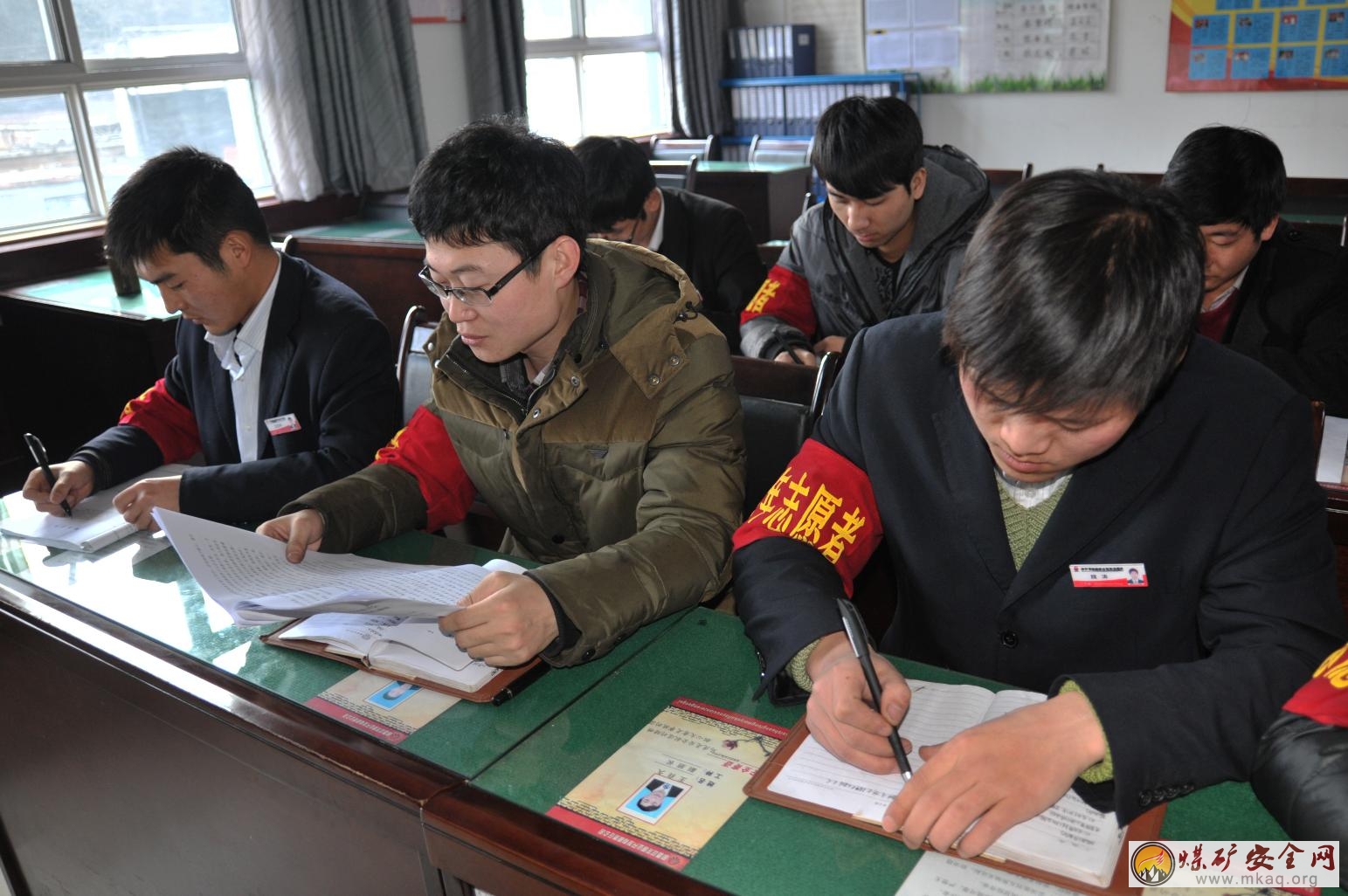 陝煤建司雙龍煤業團青年學習黨的十八屆三中全會精神