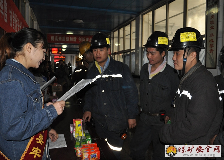 為進一步濃厚決戰四季度安全氛圍，確保實現礦井安全生產。10月15日，河南能源化工集團鶴煤三礦工會到井口舉辦了“決戰四季度，協管保安全”知識競答活動。