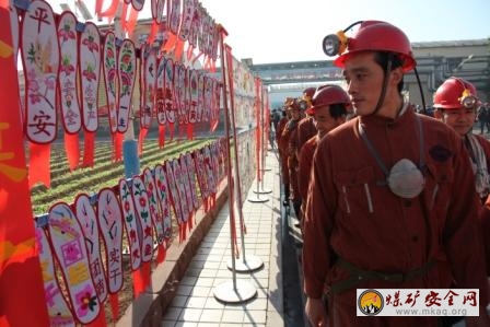 千針萬線繡安全  五彩絲線祝平安