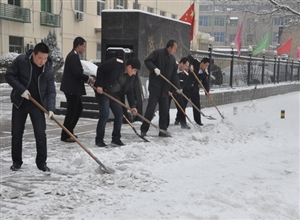 陝煤化澄合鐵運分公司幹部職工義務除雪忙