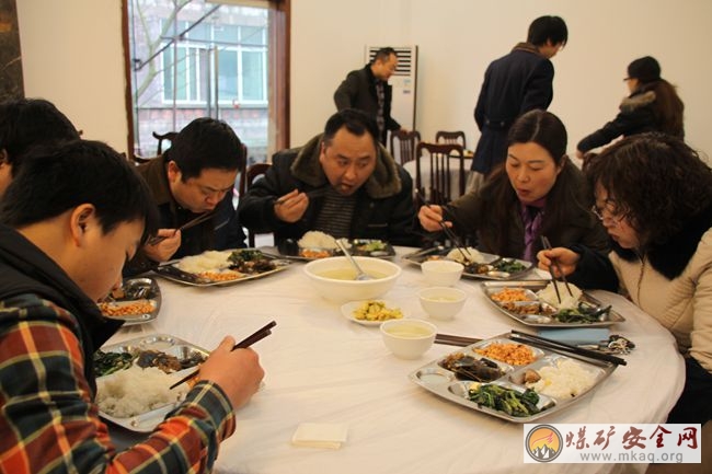 綠水洞煤礦職工午餐營養可口受稱讚