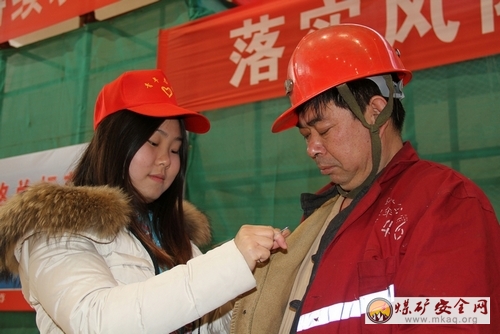 徐莊煤礦團委開展“真情服務礦工”活動