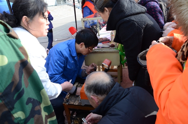 西山煤電集團團委開展學雷鋒便民活動：開設30個項目 服務5000人次