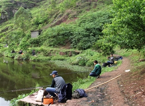 華鎣山廣能公司嘉華公司開展“慶五一”職工釣魚比賽