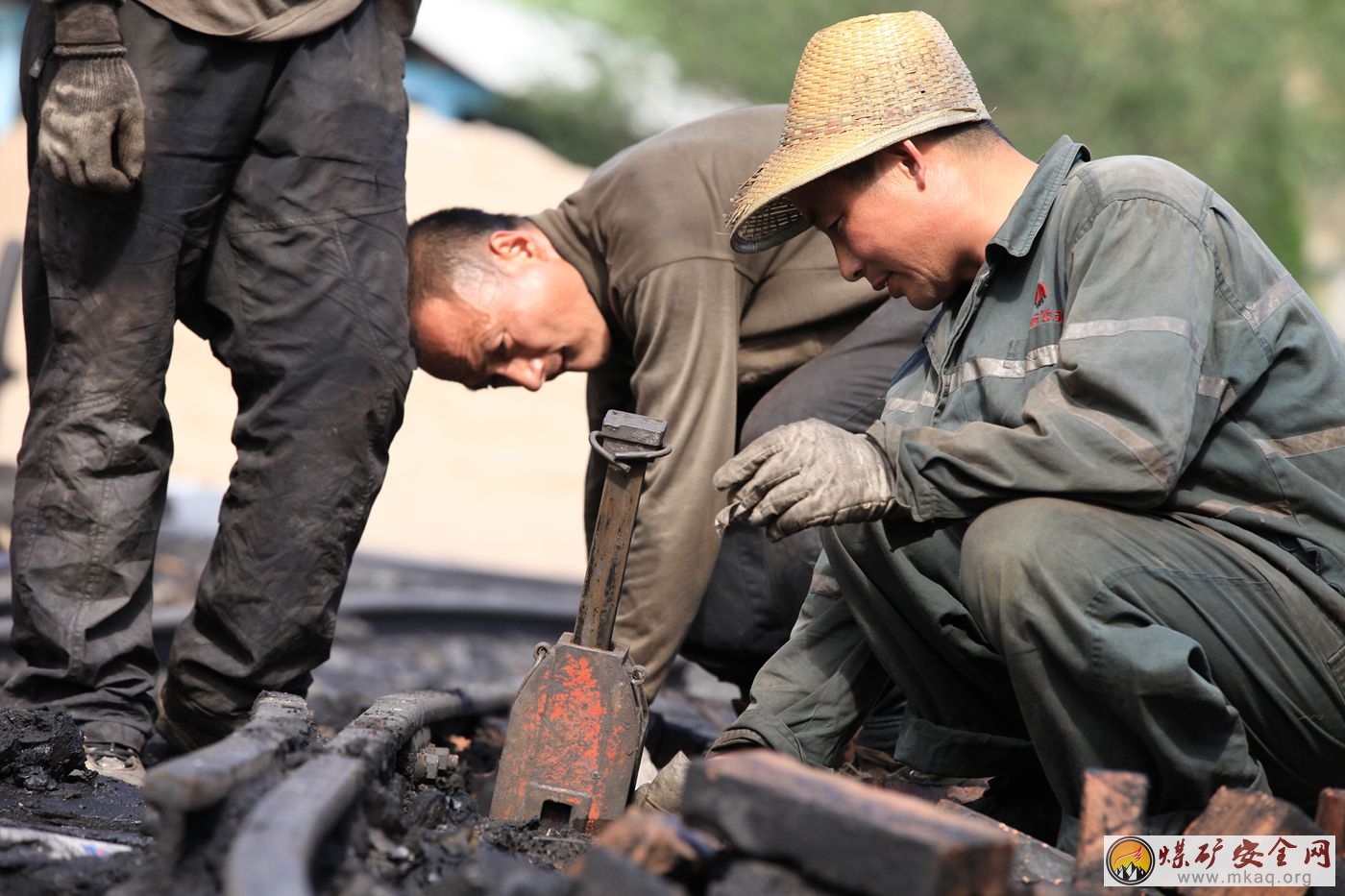 陝煤澄合董礦分公司對鐵軌進行檢修維護以保證設備材料運輸的上下井安全