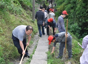 川煤達竹公司鐵山南煤礦青年誌願者為勞模路“潔麵”