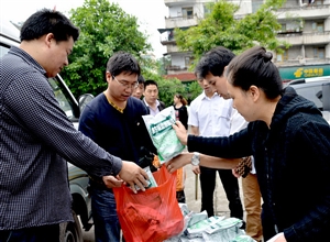 川煤達竹公司斌郎煤礦為職工發放防暑降溫藥品