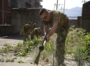 攀煤花山礦職工在高溫下的堅守