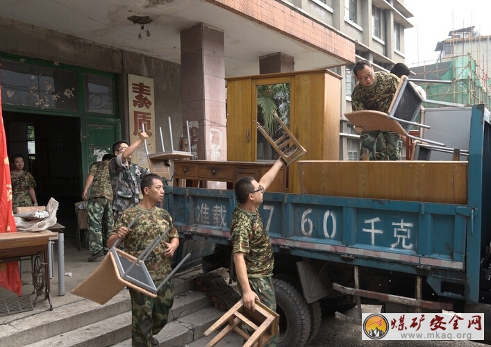 攀煤花山礦黨員服務隊為空巢老人搬家