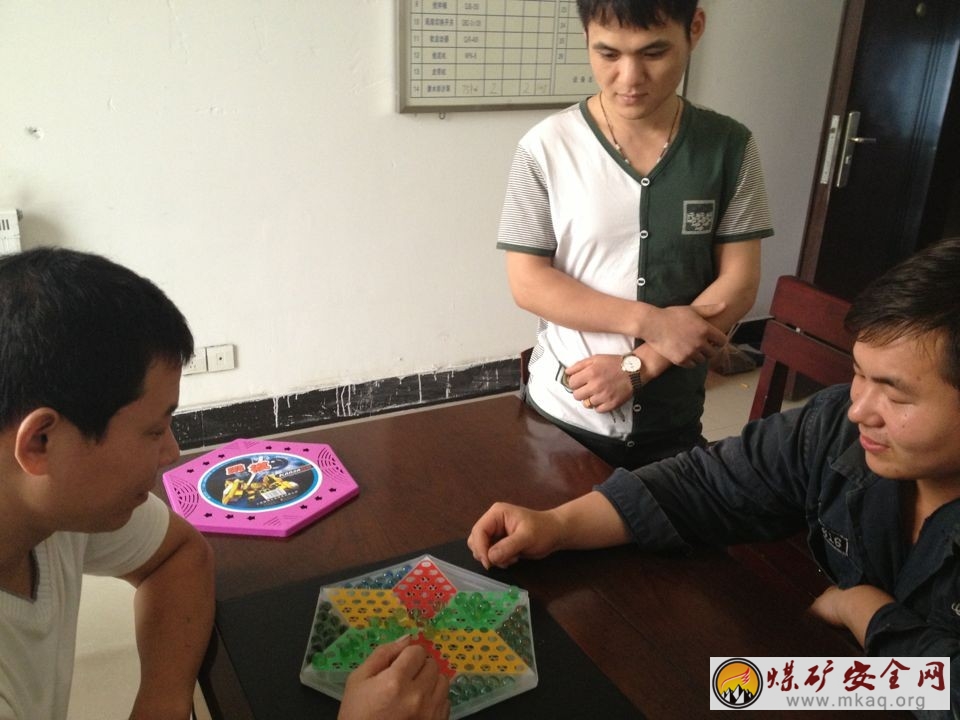 修護團支部與掘進團支部聯合舉行跳棋比賽