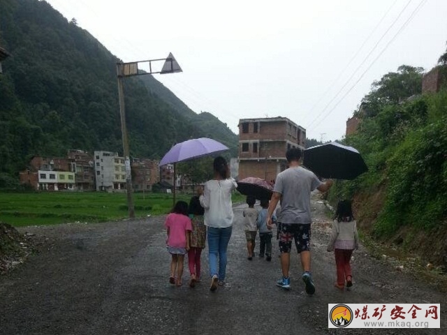 力建學院“築夢”二分隊雨中送孩子回家