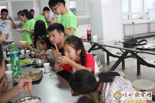 溫馨一餐，傳遞溫情—夢啟支教團邀學生共進午餐