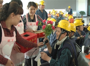 親情協管築防線 福祉家庭暖礦山---鮑店礦井口協管安全服務站榮獲“全國煤炭係統先進女工家屬井口服務站”稱號