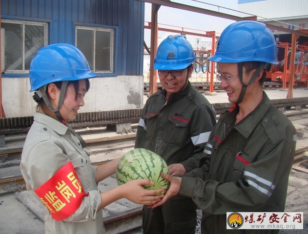 神華寧煤集團煤化工分公司公管處炎炎夏日送清涼