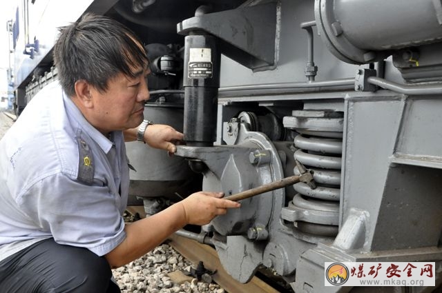 陝煤化澄合鐵運分公司嚴把機車質量關　為運輸生產保駕護航