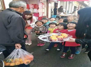 雲南彝良縣博才幼兒園小朋友重陽節向老人們送上 “久久”祝福