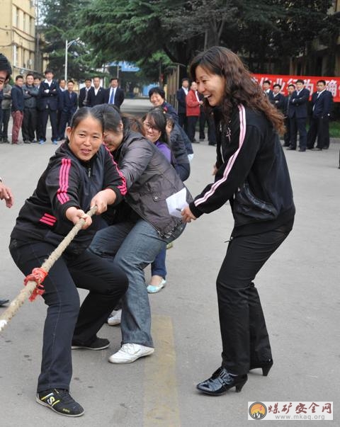 牛兒莊采礦公司工會舉辦女工拔河賽