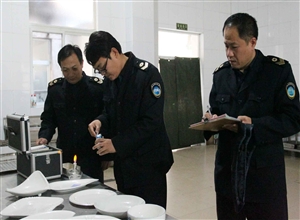 山東能源新礦集團翟鎮煤礦工會對生活區飲用水及食堂餐具進行檢測