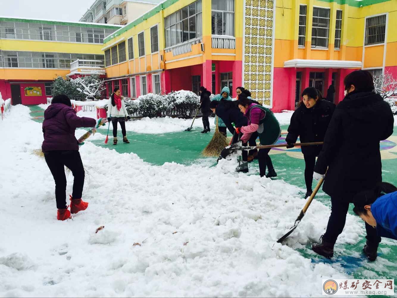 幼兒園黨員幹部組織老師清掃積雪