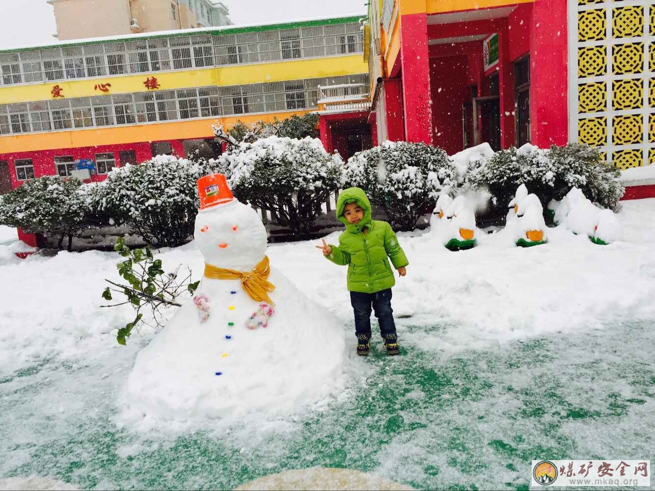 幼兒園戶外打雪仗活動