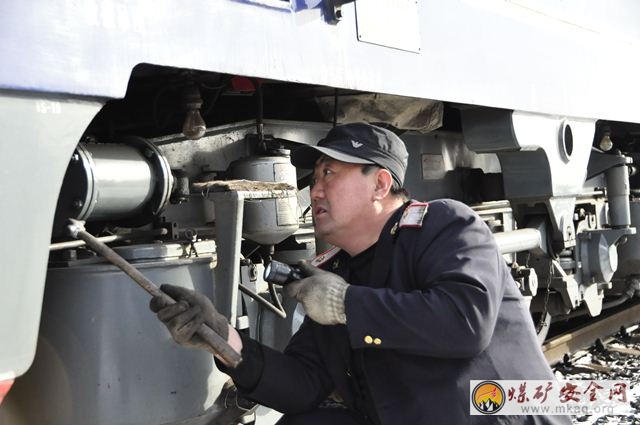 楊新強的機車情緣——陝煤化澄合鐵運分公司王村車站司機長楊新強