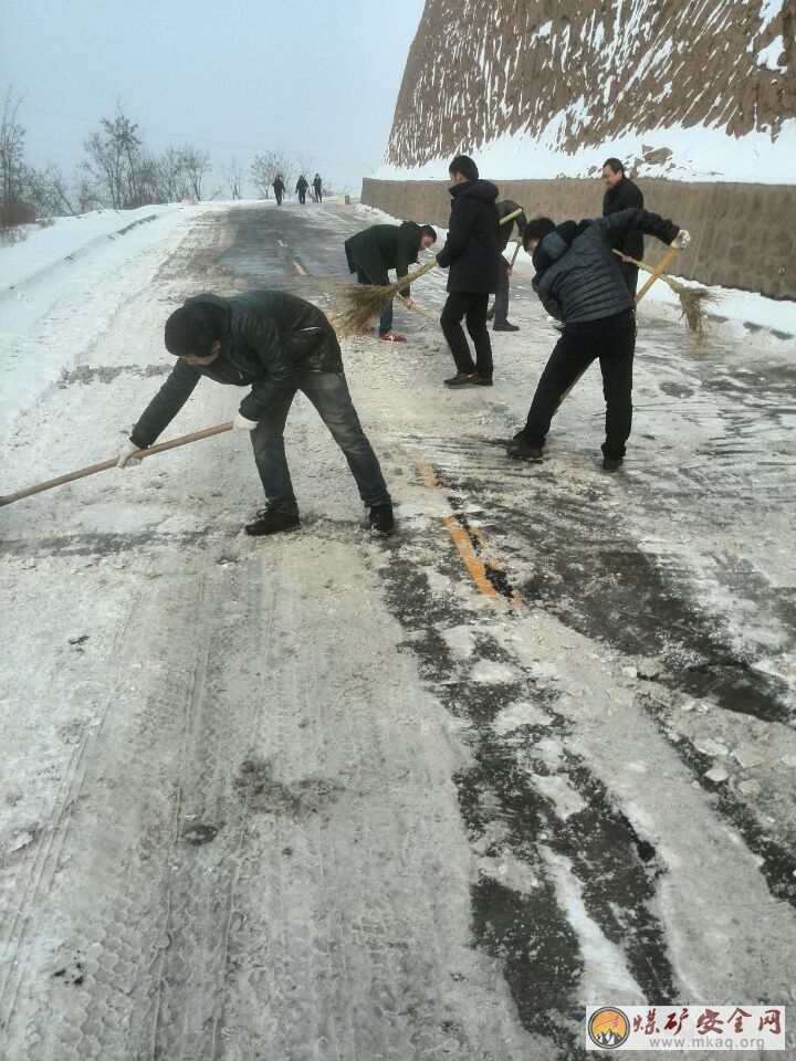 新生能源公司組織員工鏟雪除冰  確保上山道路出行安全