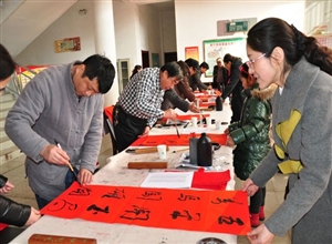 潞安開展書法誌願者進社區春聯福字送居民活動活動