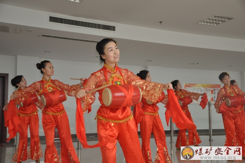 歌舞、快板齊上陣 讚美勞動者唱響青春夢——山東能源重型裝備集團魯南裝備公司喜迎“五一”、“五四”兩節