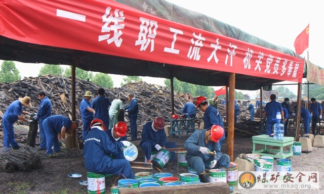 山東能源棗礦集團柴裏煤礦黨員幹部“體驗一線辛勞、服務基層講奉獻”