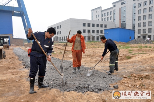 西卓煤礦黨員幹部為職工義務鋪設泥濘路 深入踐行“三嚴三實”要求