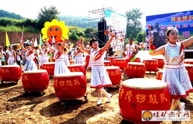 銅川市金鎖關石林太陽花旅遊節開幕式上鴨口社區大牙灣鑼鼓隊精彩表演