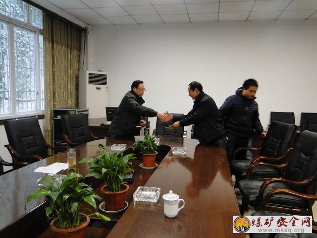 古敘煤田公司工會到魯班山北礦慰問困難職工