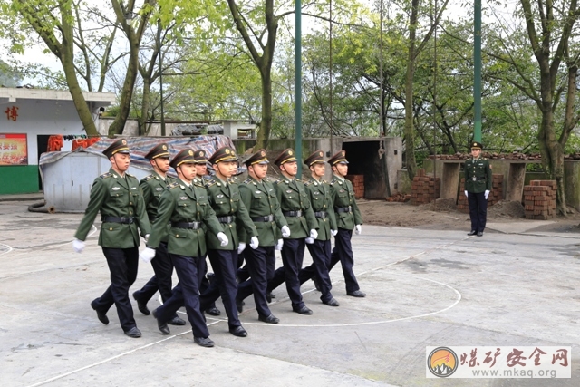 川煤芙蓉救消大隊到三中隊參觀軍事化隊列操練