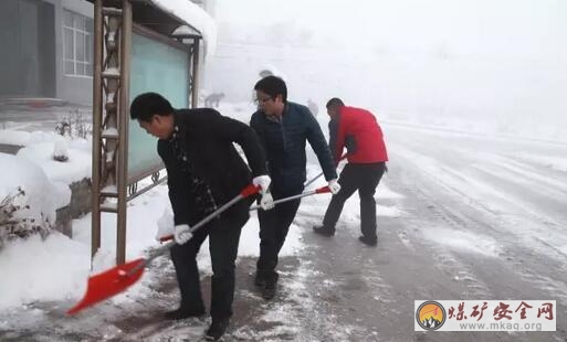 永寧煤化：義務掃雪 保職工出行安全