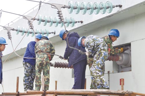 供電部提前完成郎士變電所受入電流互感器更換任務