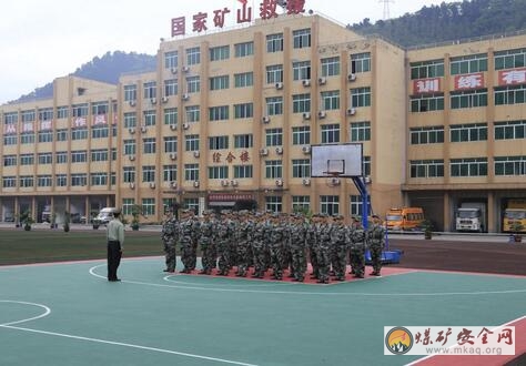 川煤芙蓉救消大隊對新隊員開展軍事化隊列操練