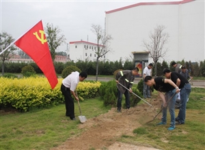 鄆城煤礦項目管理處黨支部組織開展“我是黨員—主題活動日”義務勞動