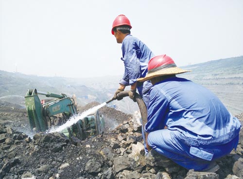 烈日炎炎似火烤 消火隊員分外忙