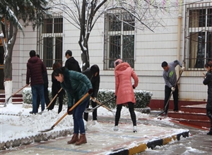 徐家溝礦齊心協力清積雪促安全出行