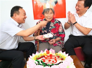 山東能源重裝集團魯南裝備公司黨委為90歲老黨員祝壽