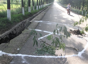 大雨過後路麵驚現窨井，社區及時修複