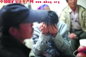 11月25日，雲南瀘西縣，死者家屬掩麵哭泣。本報記者 王申 攝