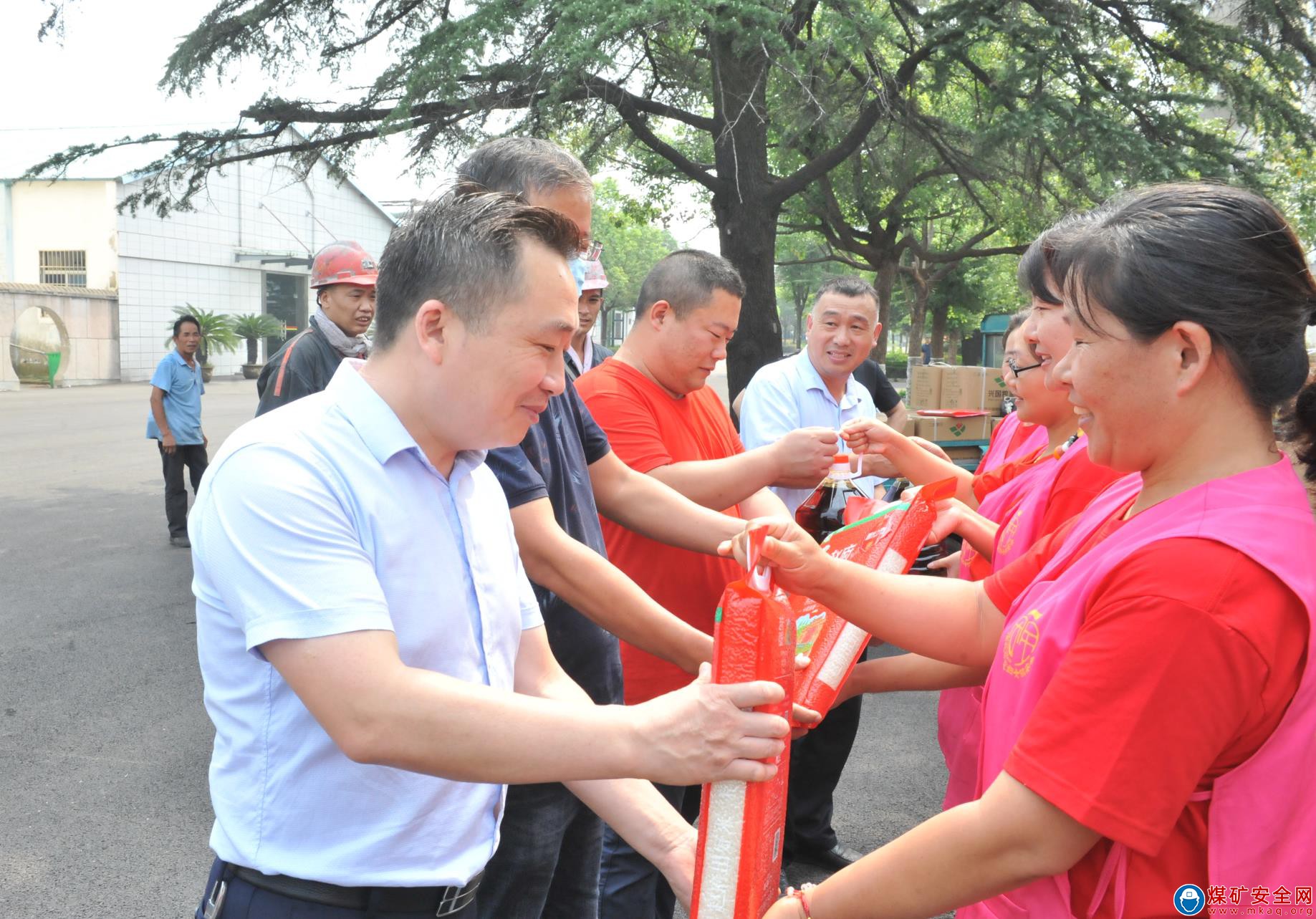 把公司關愛帶回家—安徽淮北朔石礦業開展中秋普惠慰問在崗職工活動