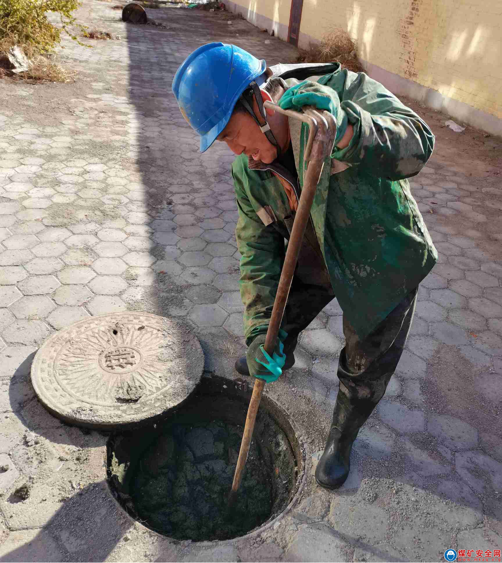 紮煤生產服務公司為民服務疏通管道解煩憂