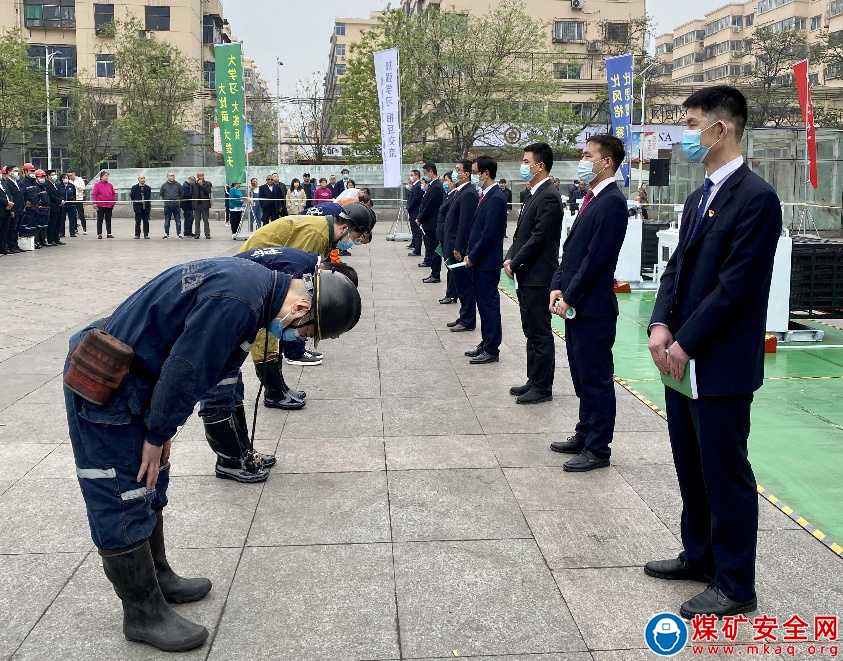 華陽二礦努力做好傳幫帶