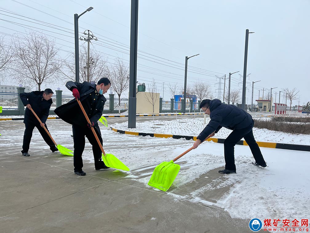 “清積雪、保安全、促生產”支部在行動