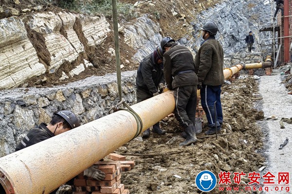 龍灘公司機電隊：華鎣山上頂風冒雪安裝壓風機