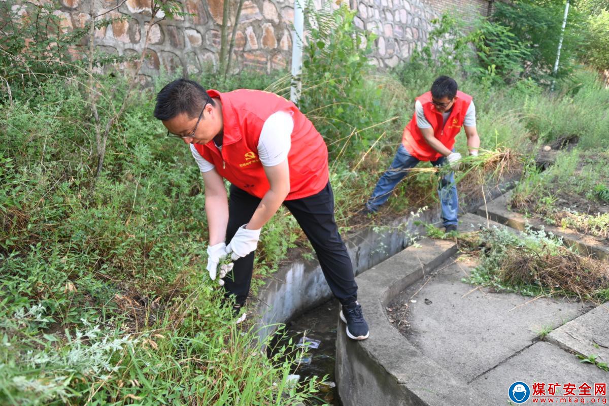 河南能源義煤公司石壕煤礦：烈日驕陽誌願紅 除草護綠在行動