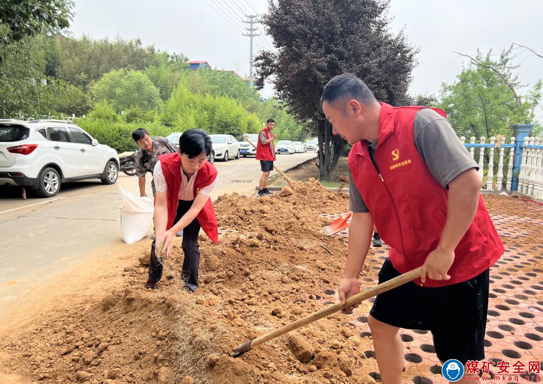 河南能源義煤公司石壕煤礦紅馬甲覆土植綠  幹勁十足