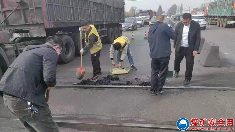 朔州煤電鐵路管理分公司填實道口“窟窿” 保障平安暢通